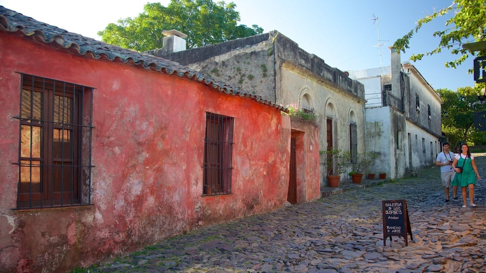 Calle de los Suspiros som viser liten by eller landsby, hus og gatescener