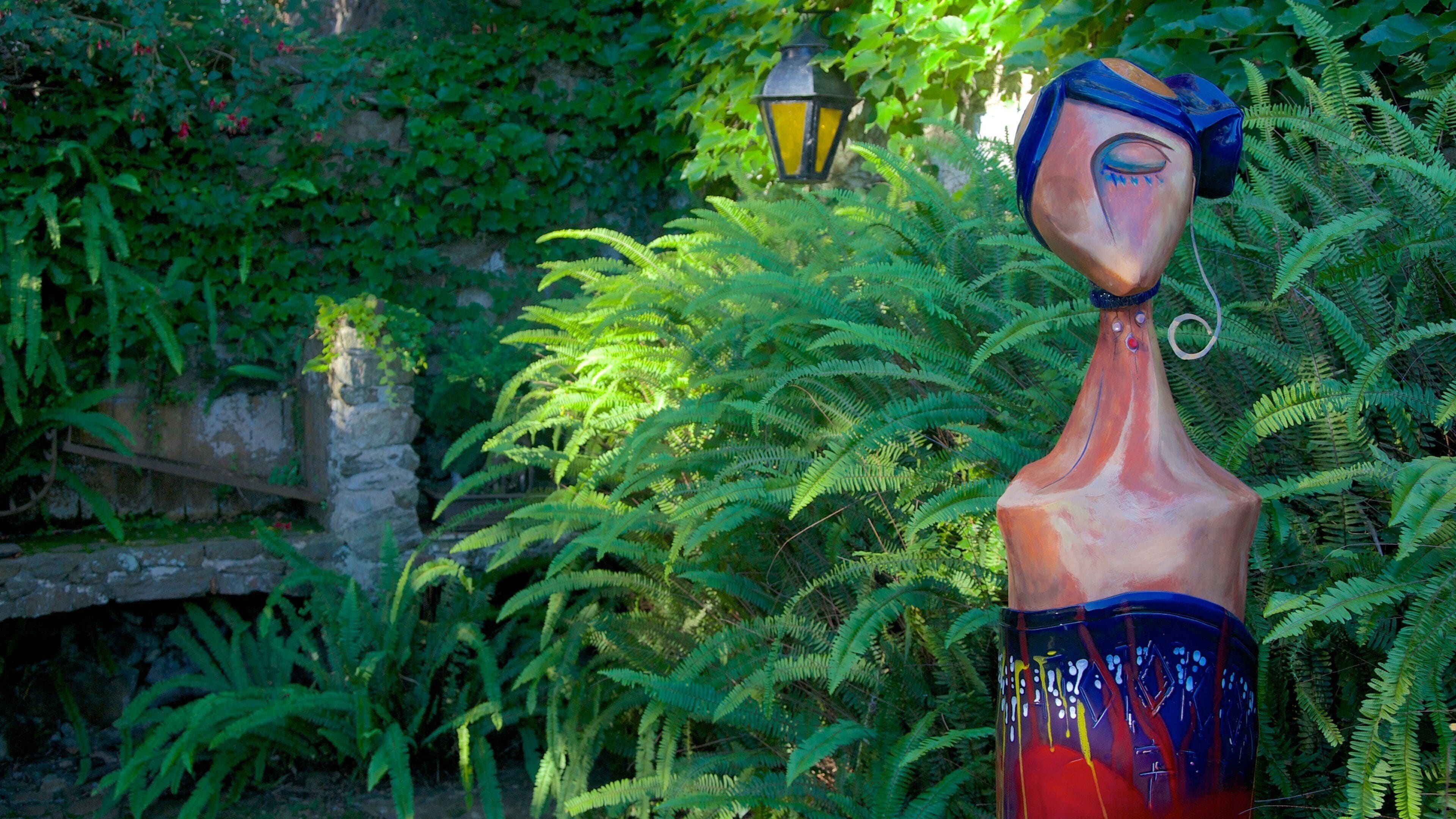 Street of Sighs som omfatter udendørs kunst og en have