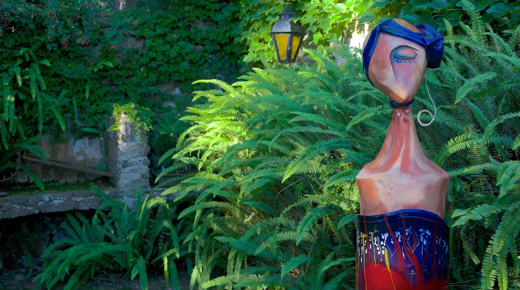 Street of Sighs som omfatter udendørs kunst og en have