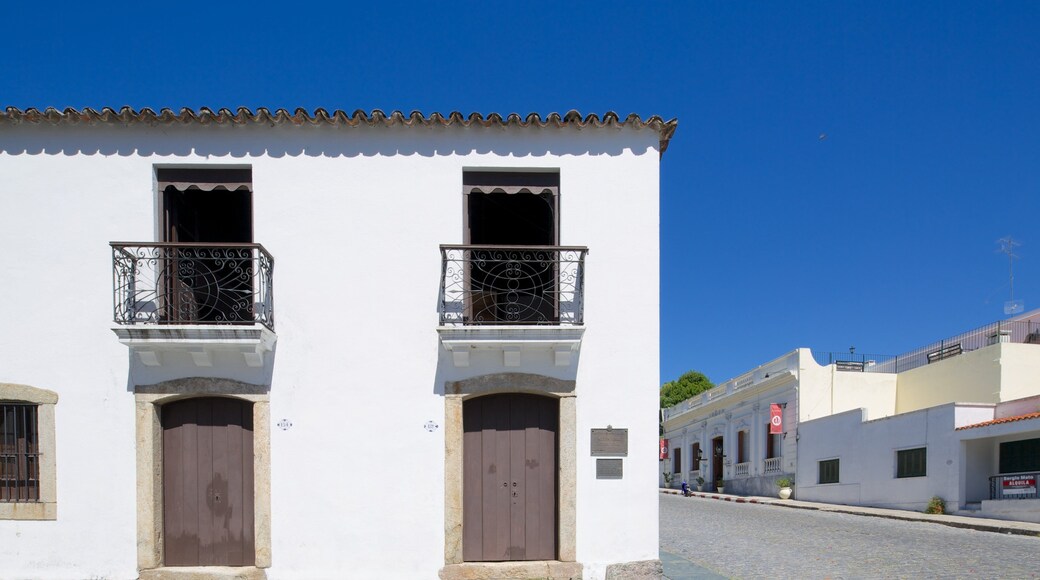 Spanish Museum showing a house and street scenes