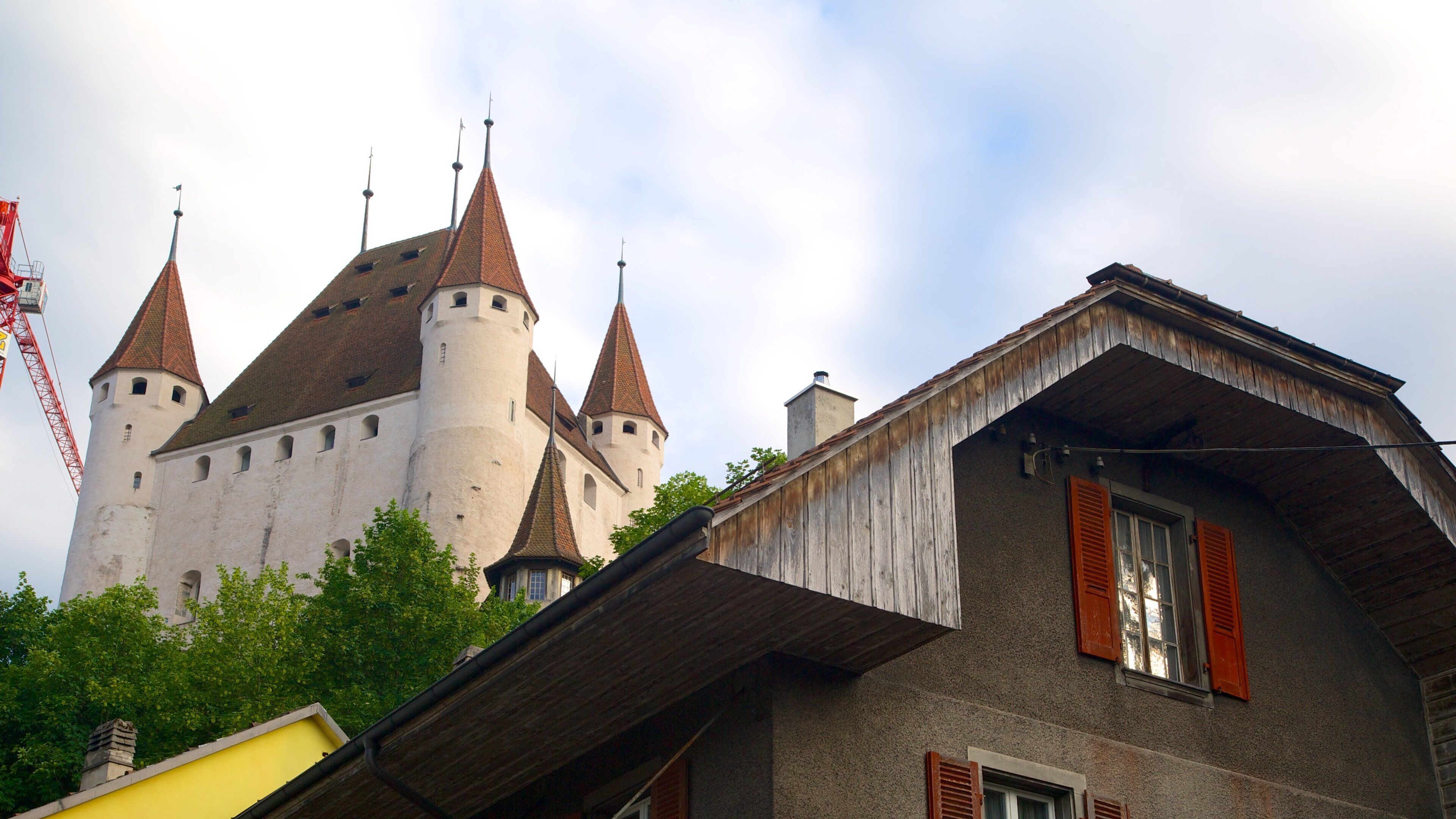 Thun Castle caracterizando um pequeno castelo ou palácio e arquitetura de patrimônio