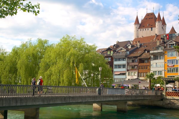 Schloss Thun welches beinhaltet Fluss oder Bach, Burg und Brücke