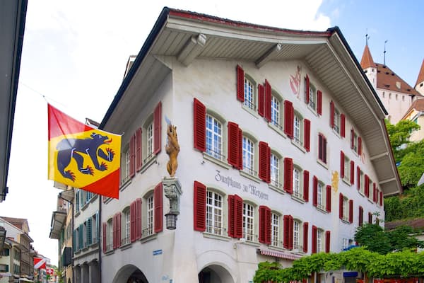 Schloss Thun welches beinhaltet Straßenszenen