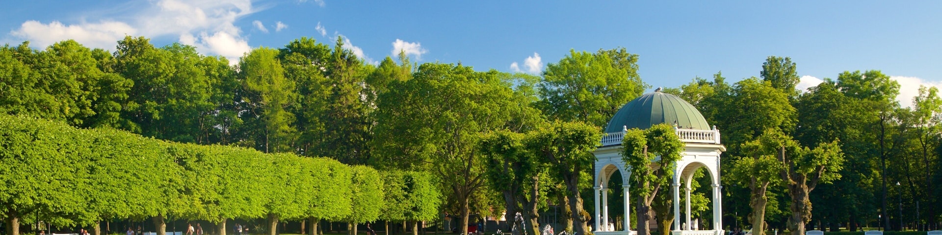 Parqie Kadrioru que inclui uma fonte, um parque e um lago