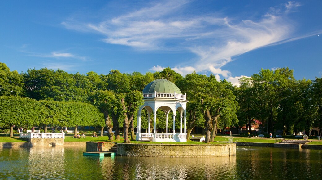 Kadrioru-parken som viser dam, gondolbane og park
