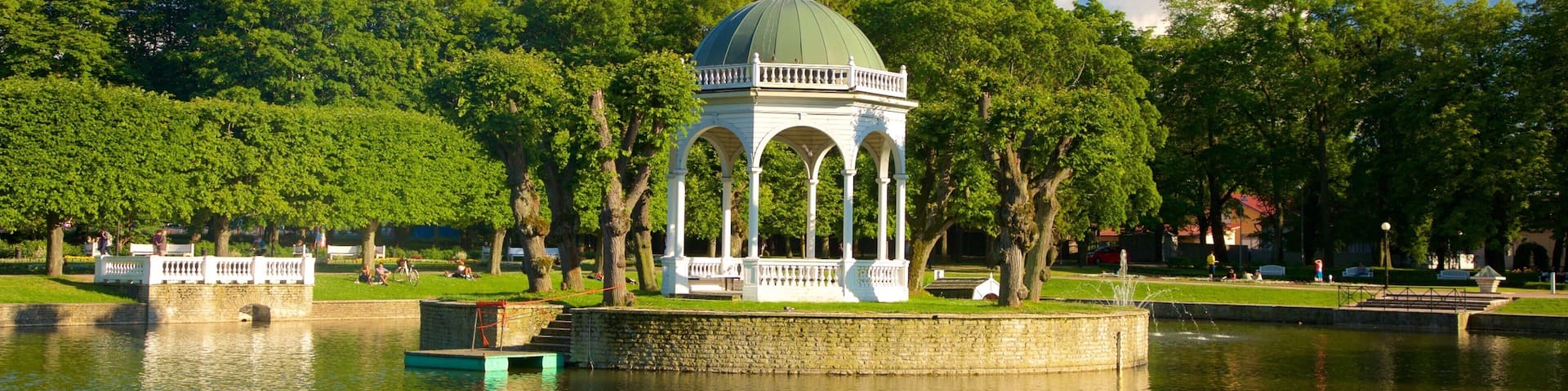 Park von Kadriorg welches beinhaltet Springbrunnen, Gondel und Park