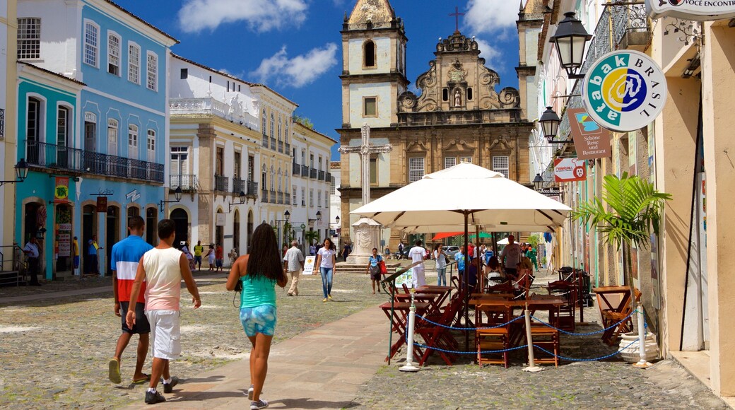 Pelourinho som omfatter gadeliv, en plads eller et torv og udendørs spisning