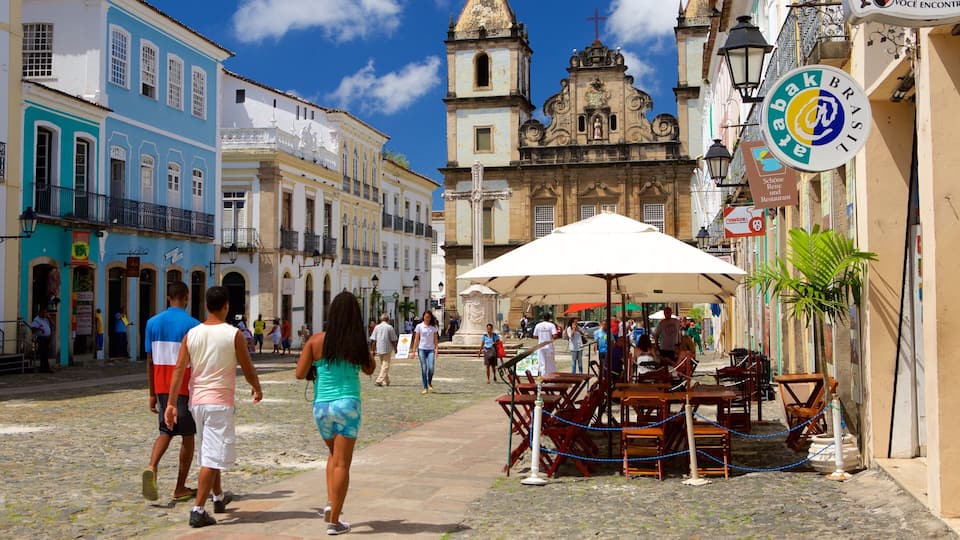 Pelourinho showing street scenes, a square or plaza and outdoor eating