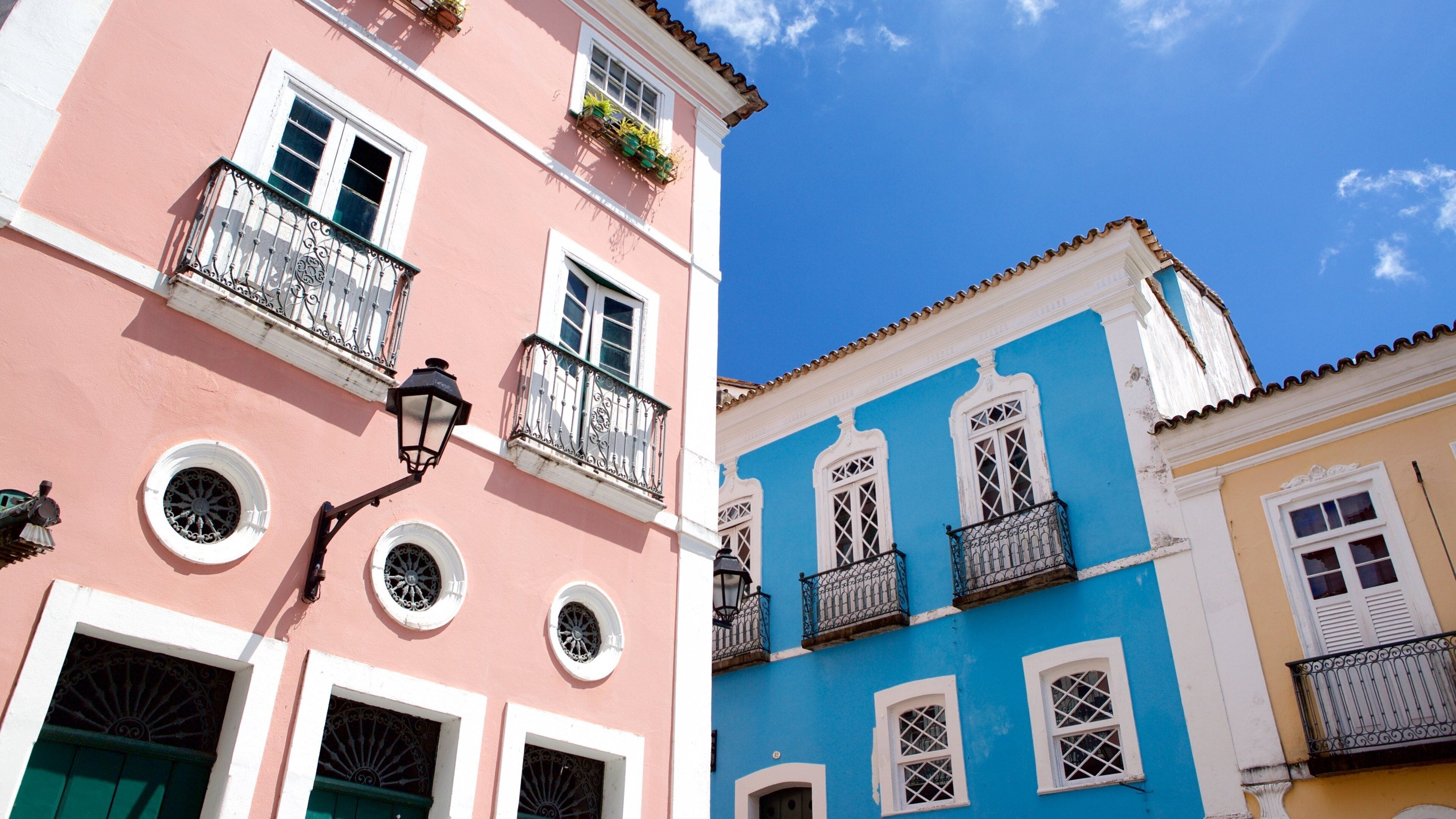 Pelourinho som omfatter historiske bygningsværker og en kystby