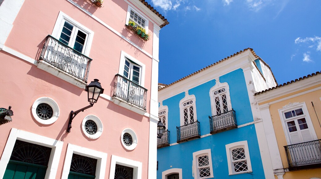 Pelourinho som omfatter historiske bygningsværker og en kystby