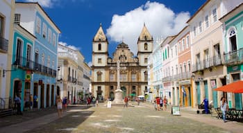 Pelourinho mostrando uma igreja ou catedral, cenas de rua e uma praça ou plaza