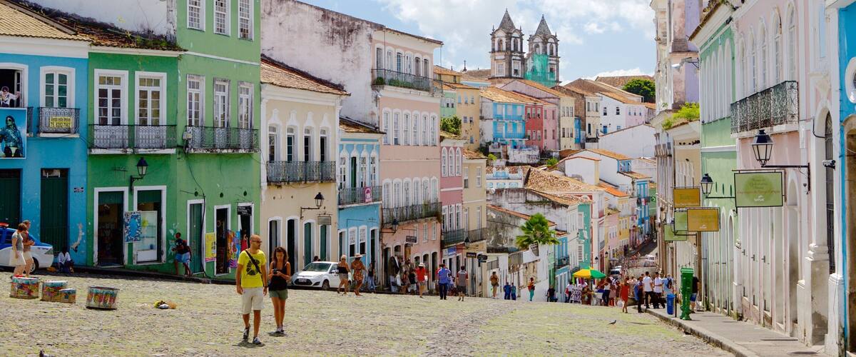 Pelourinho mettant en vedette scènes de rue aussi bien que important groupe de personnes