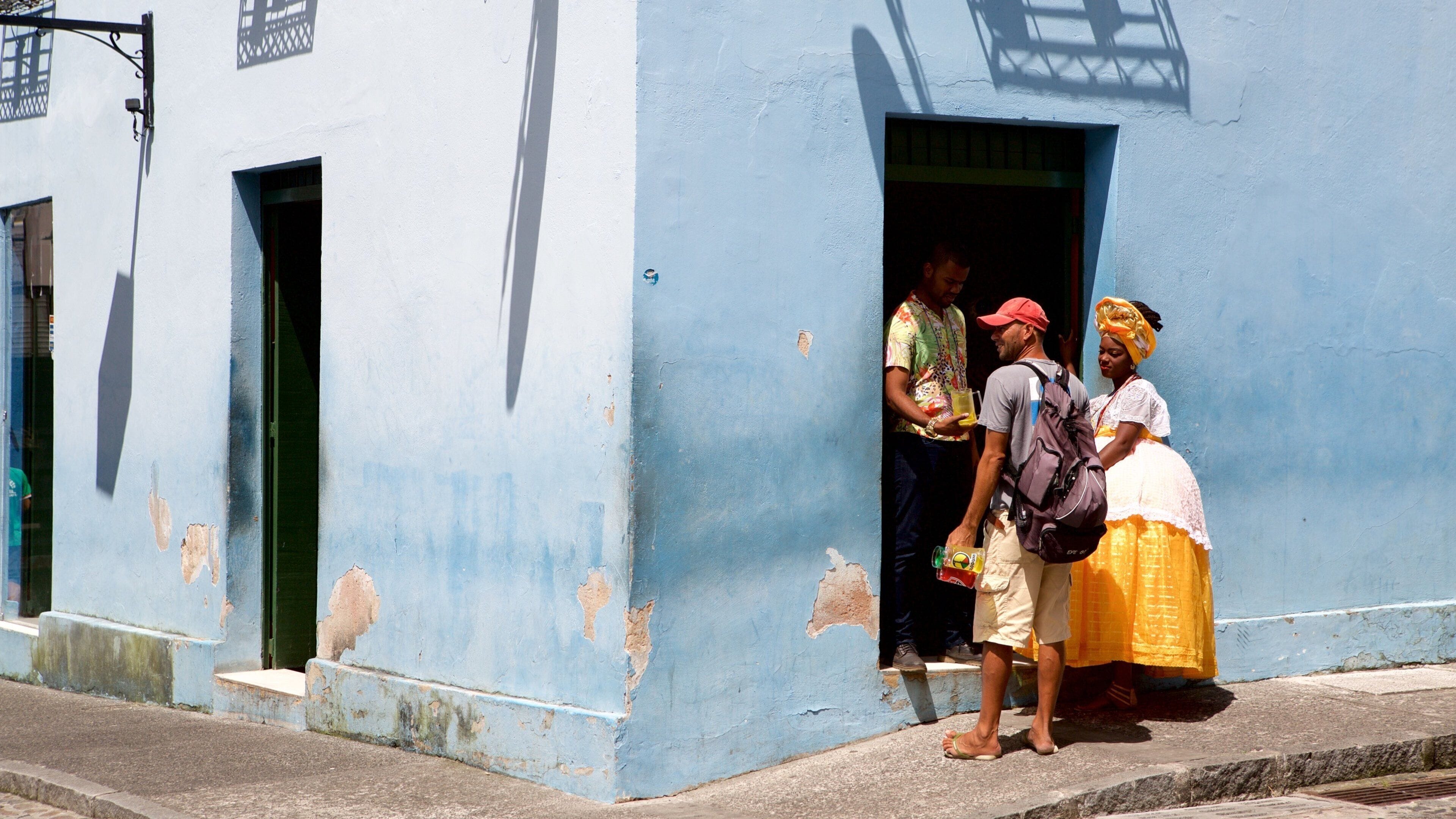 Pelourinho showing a house and street scenes as well as a small group of people