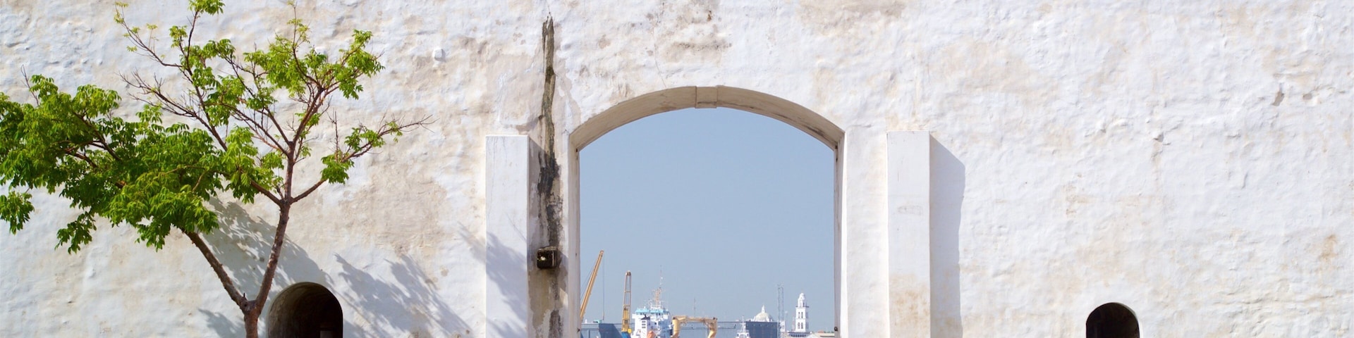 Castillo de San Juan de Ulúa ofreciendo una bahía o un puerto y elementos patrimoniales