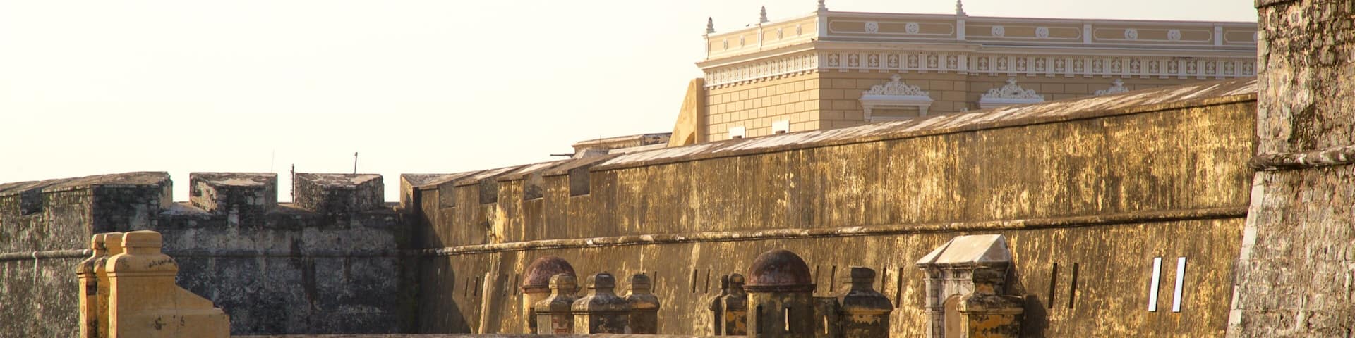 Castillo de San Juan de Ulúa mostrando elementos del patrimonio y un lago o abrevadero