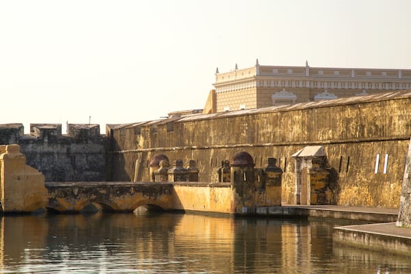 San Juan de UlĂșa mit einem See oder Wasserstelle und Geschichtliches