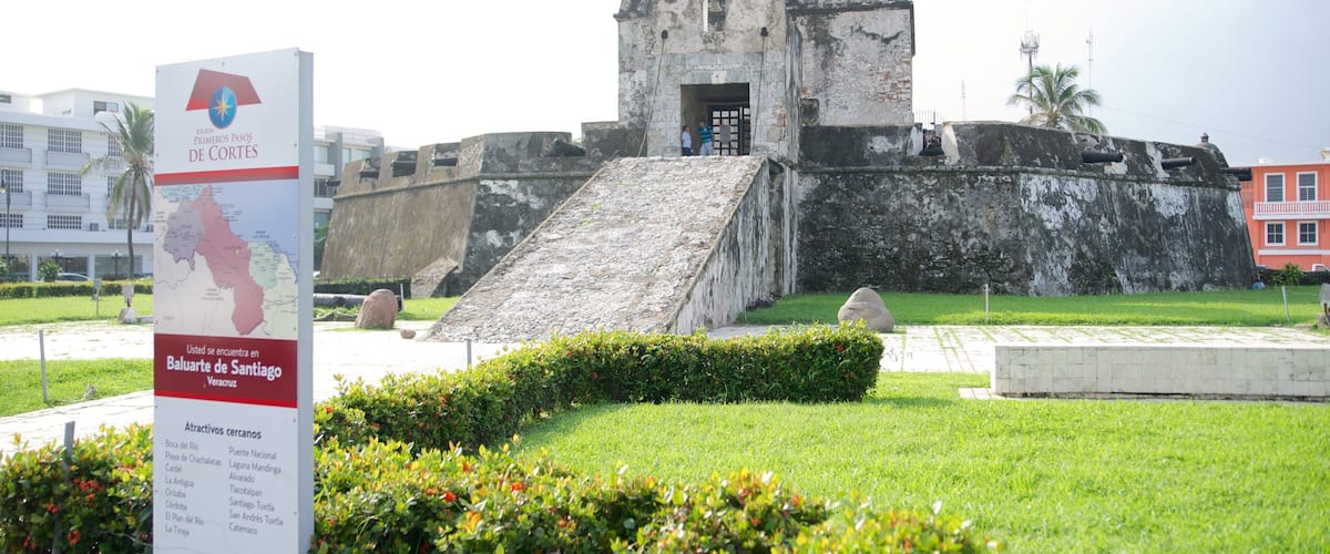 Museo Baluarte de Santiago welches beinhaltet Beschilderung, Geschichtliches und Garten