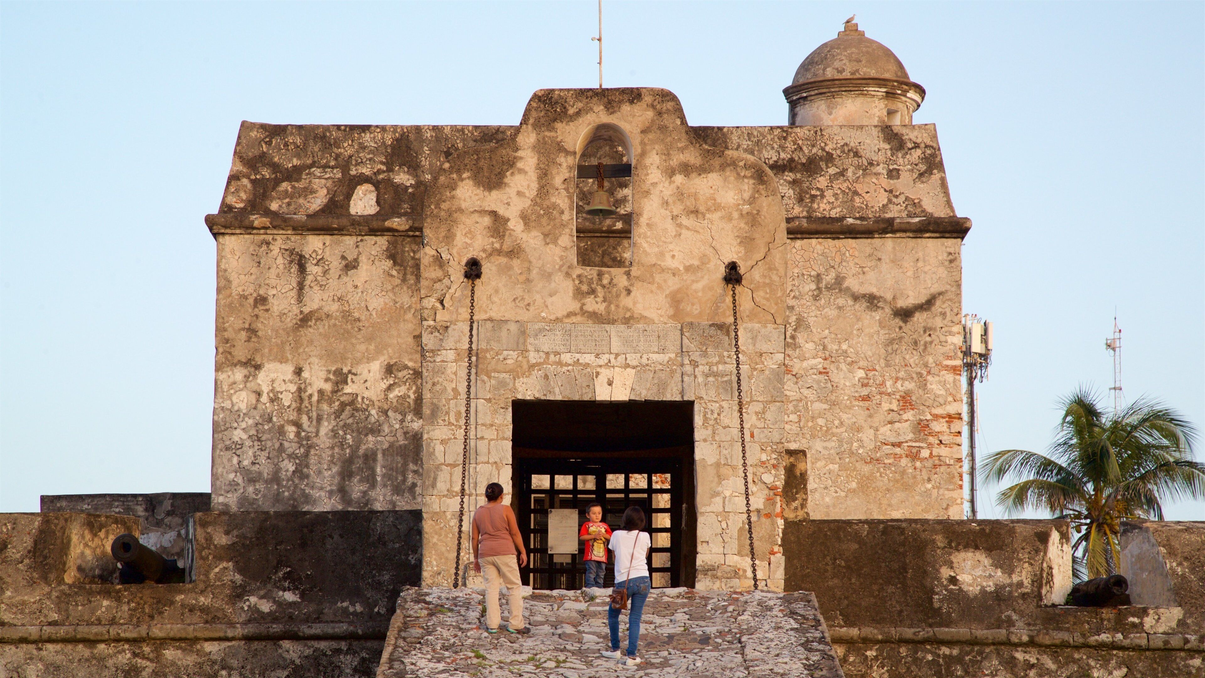 Museo Baluarte de Santiago inclusief historisch erfgoed en ook een gezin