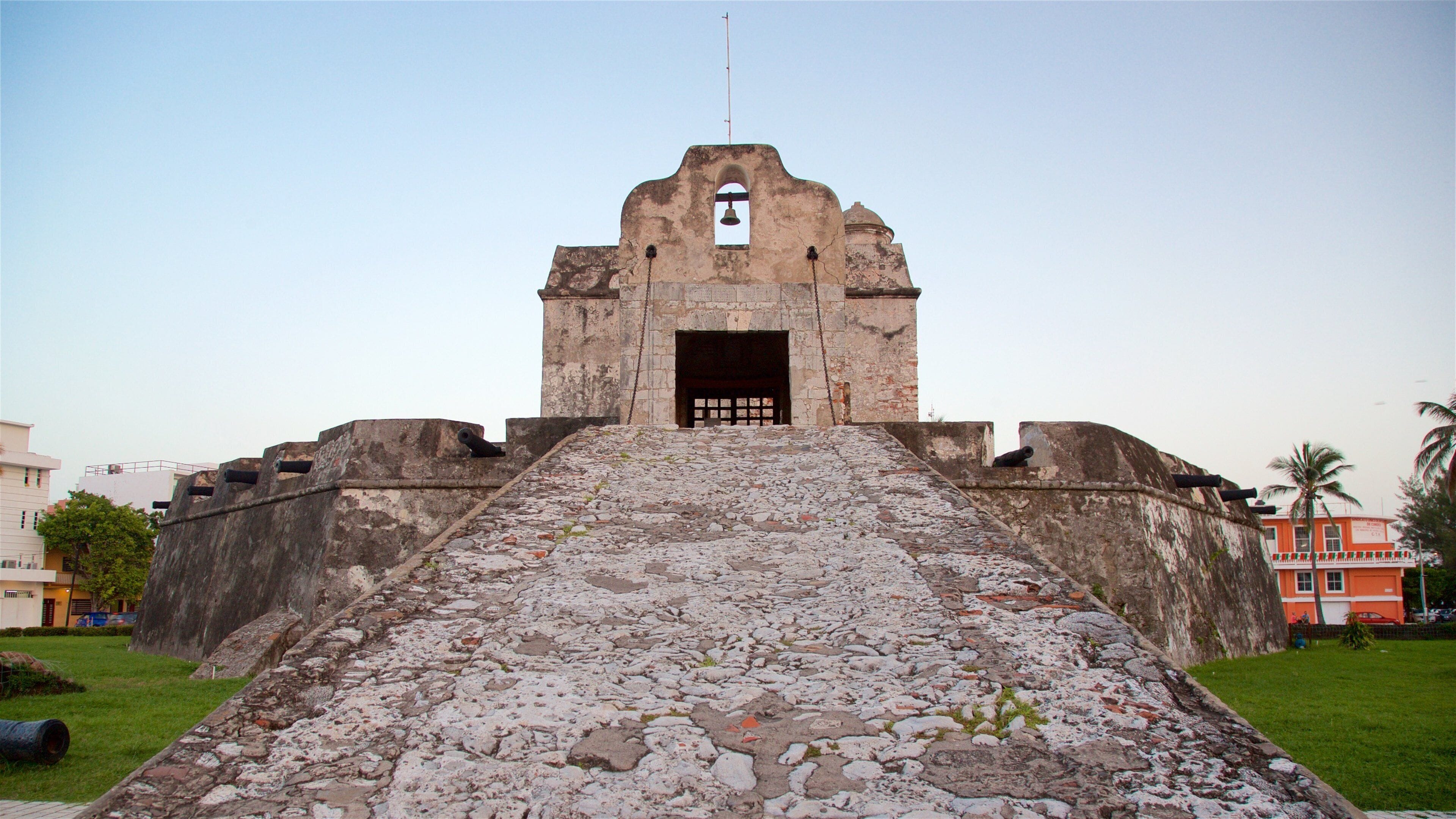 Museo Baluarte de Santiago mostrando elementos del patrimonio y un jardín