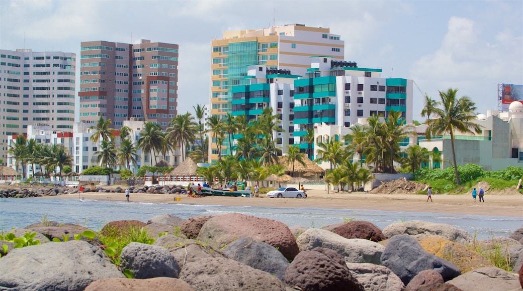 Playa de Mocambo mostrando una ciudad y vistas generales de la costa