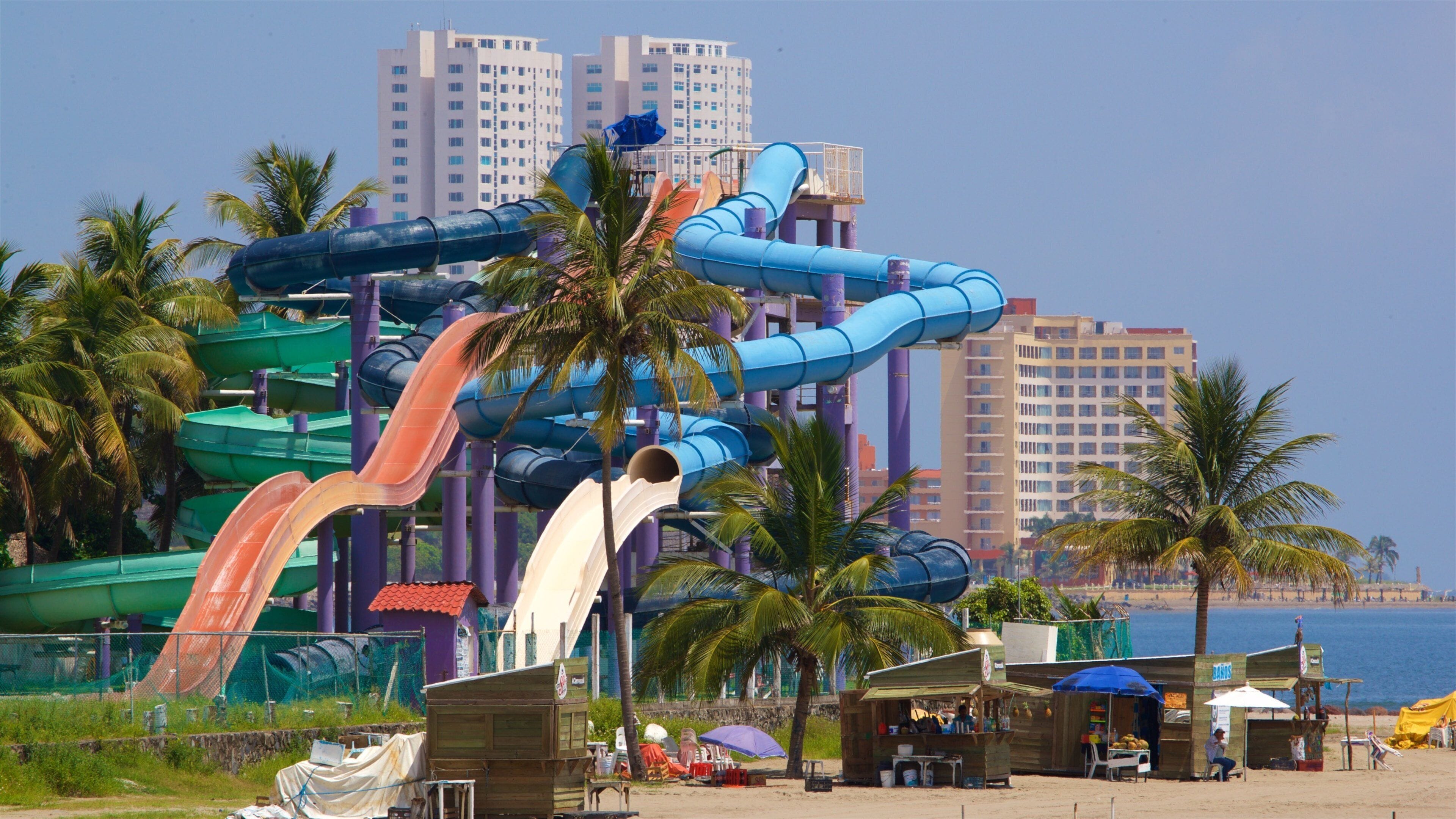 Bãi biển Mocambo trong đó bao gồm tàu lượn và thành phố