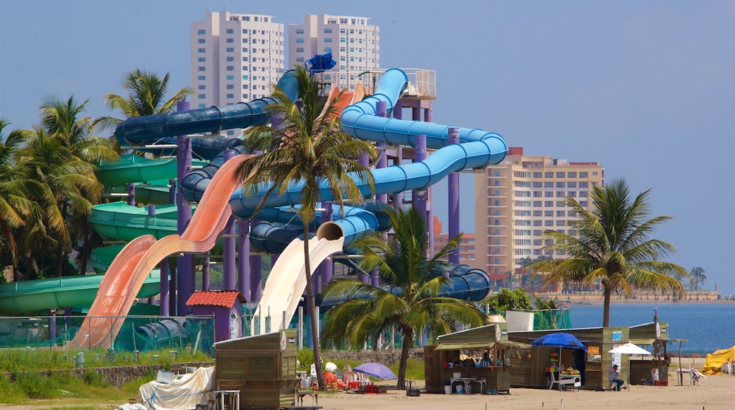 Bãi biển Mocambo trong đó bao gồm tàu lượn và thành phố