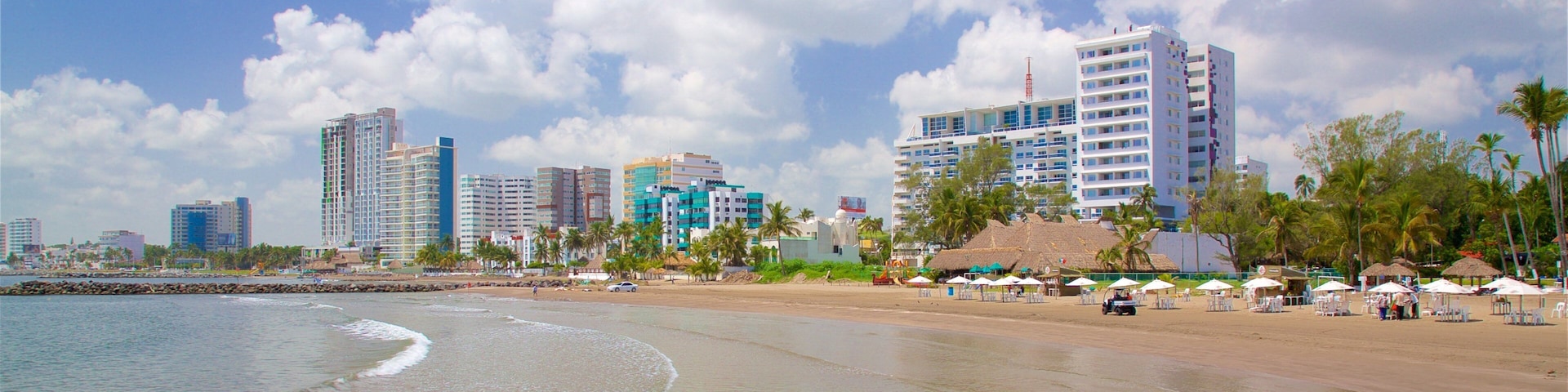 Praia de Mocambo que inclui uma praia de areia, paisagens litorâneas e uma cidade