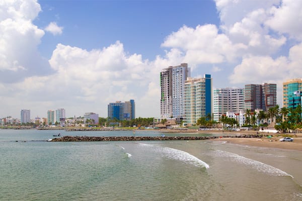 モカンボ ビーチ フィーチャー 海岸線の眺め, 砂浜 と 都市