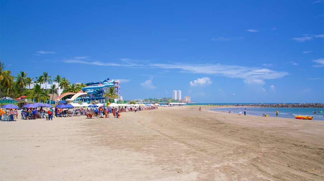 Bãi biển Mocambo có tính năng bãi biển cát cũng như nhóm lớn