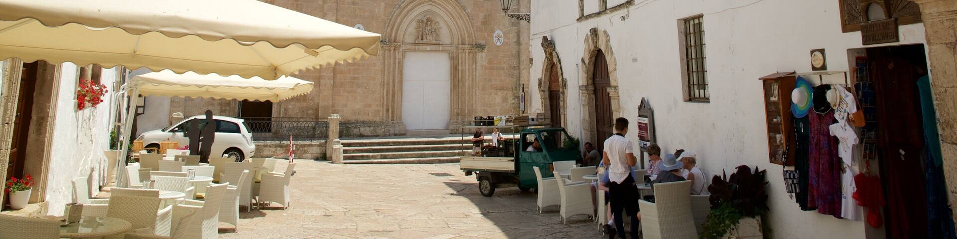 Kathedrale von Ostuni mit einem historische Architektur, religiöse Aspekte und Straßenkunst