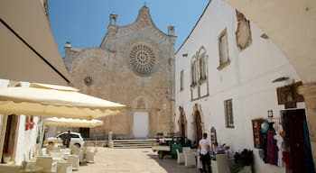 Catedral de Ostuni mostrando performance de rua, arquitetura de patrimônio e elementos religiosos