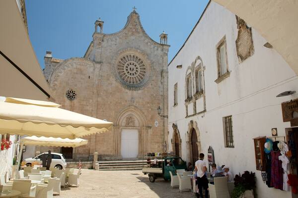 Kathedrale von Ostuni mit einem historische Architektur, religiöse Aspekte und Straßenkunst