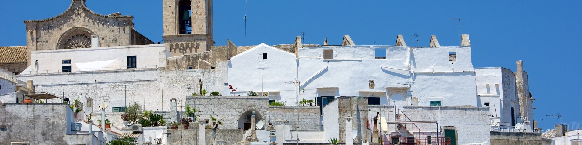 Cathédrale d\'Ostuni montrant patrimoine architectural et ville