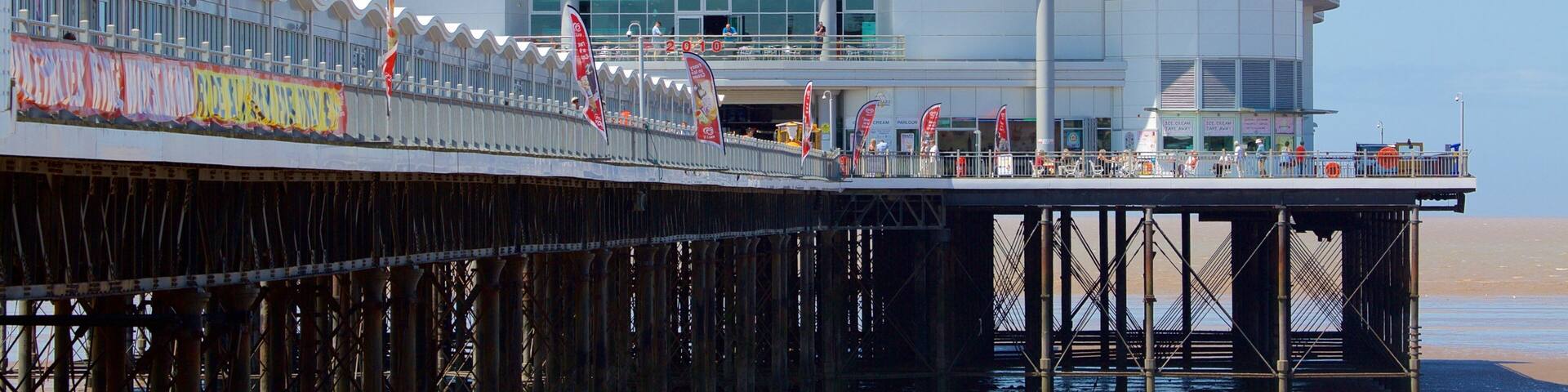 The Grand Pier que inclui sinalização, paisagens e uma praia