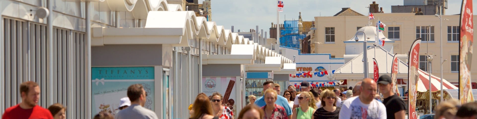 The Grand Pier que inclui paisagens e cenas de rua assim como um grande grupo de pessoas