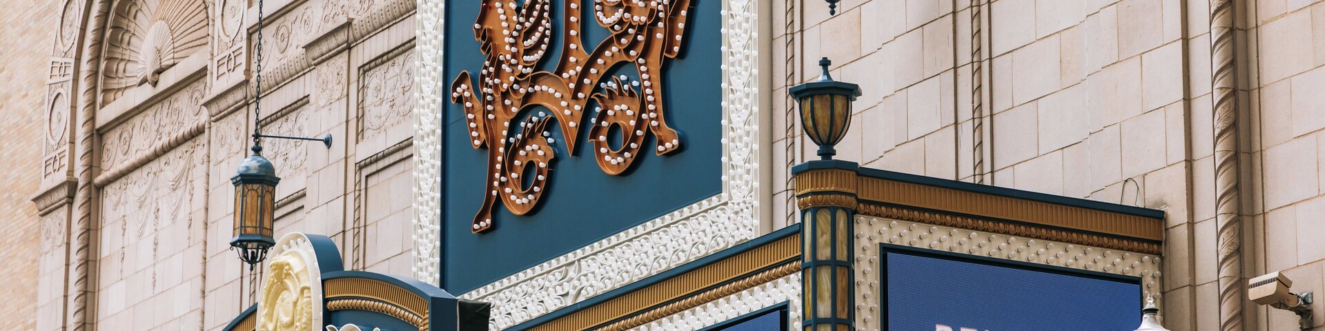 Vitrine de teatro com designs elaborados e o nome 'BENEDUM CENTER' exibido.