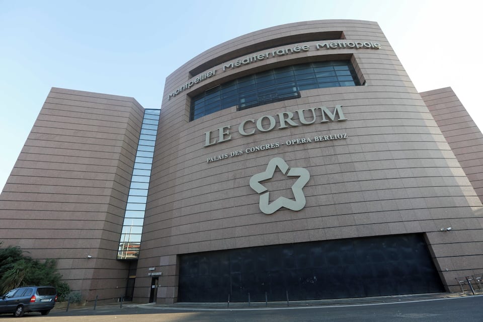 Moderni rakennus, jonka julkisivussa on teksti »Le Corum» ja »Palais des Congrès - Opera Berlioz».