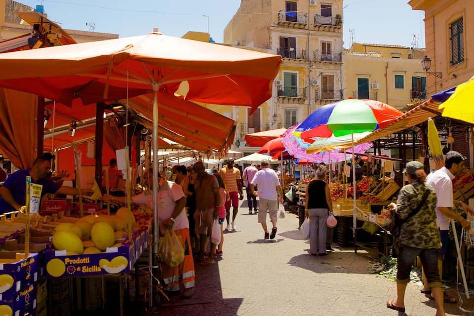 Ein lebhafter Markt im Freien mit Händlern und Kunden.