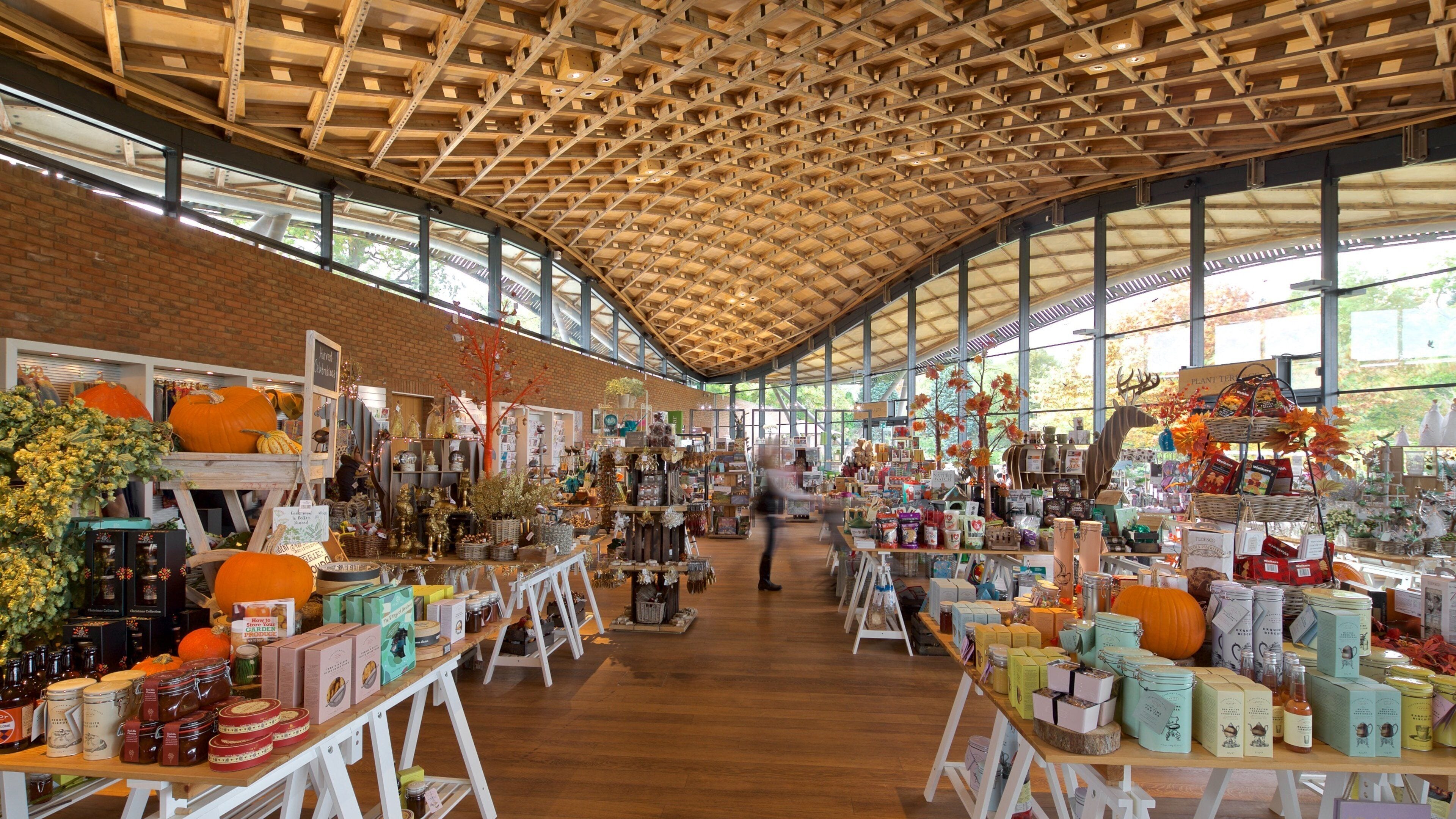 Un mercado interior espacioso con vigas de madera en el techo y paredes de ladrillo.