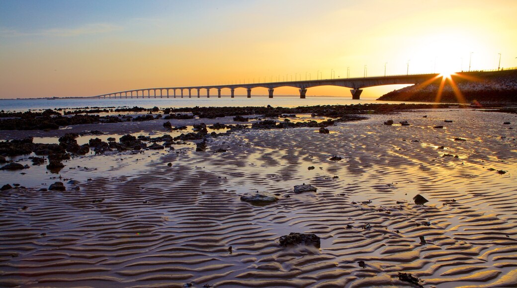 Puente de Ile de Re ofreciendo un puente y una puesta de sol