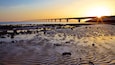 Puente de Ile de Re ofreciendo un puente y una puesta de sol