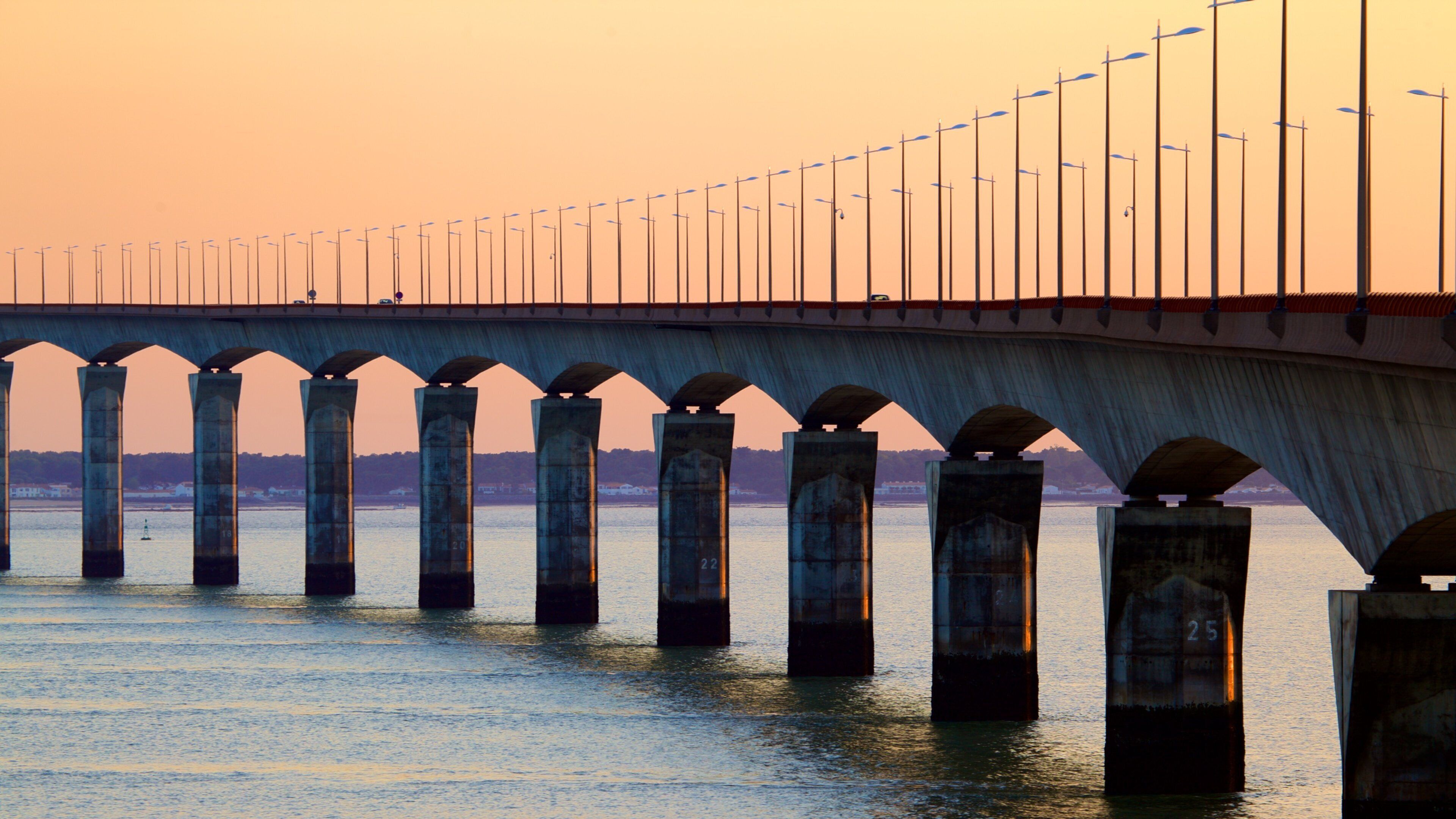 Puente de Ile de Re ofreciendo un atardecer y un puente