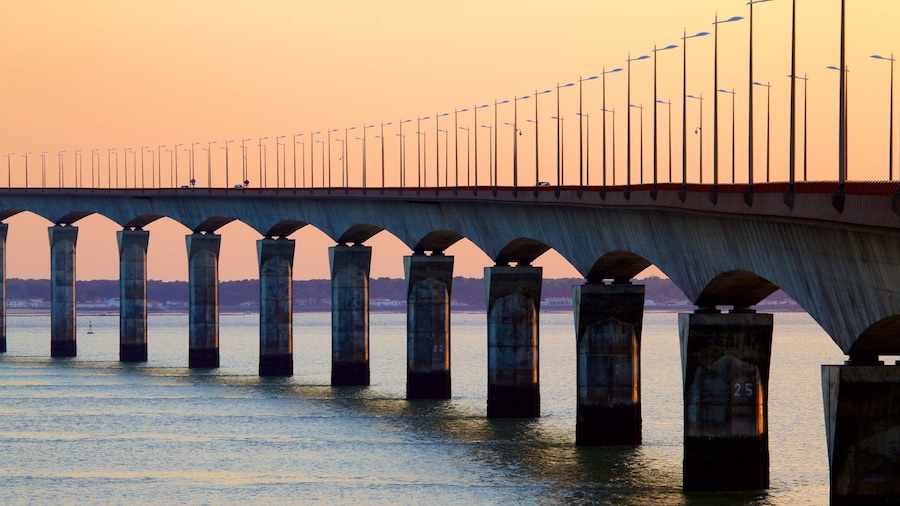 Puente de Ile de Re ofreciendo un atardecer y un puente