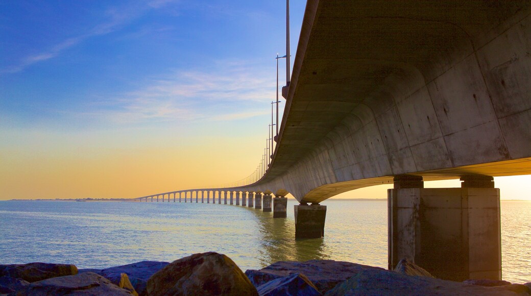 Puente de Ile de Re que incluye un puente