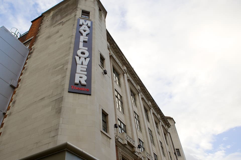 Un bâtiment sur lequel on peut lire l’inscription « Mayflower Theatre ».