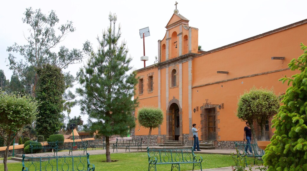 Zacangon eläintarha featuring tori, kirkko tai katedraali ja vanha arkkitehtuuri