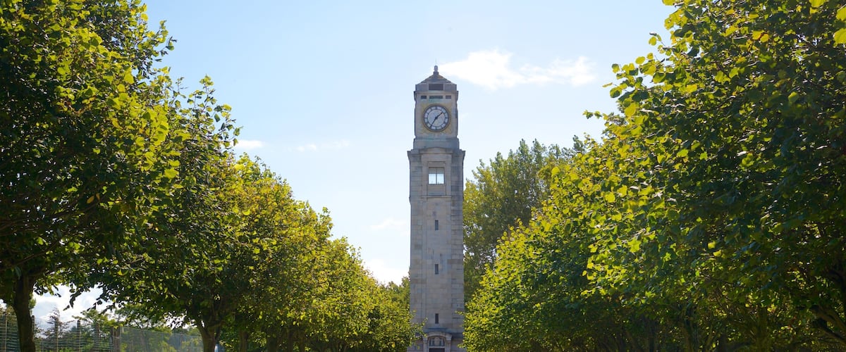 Stanley Park mettant en vedette jardin et patrimoine architectural aussi bien que petit groupe de personnes