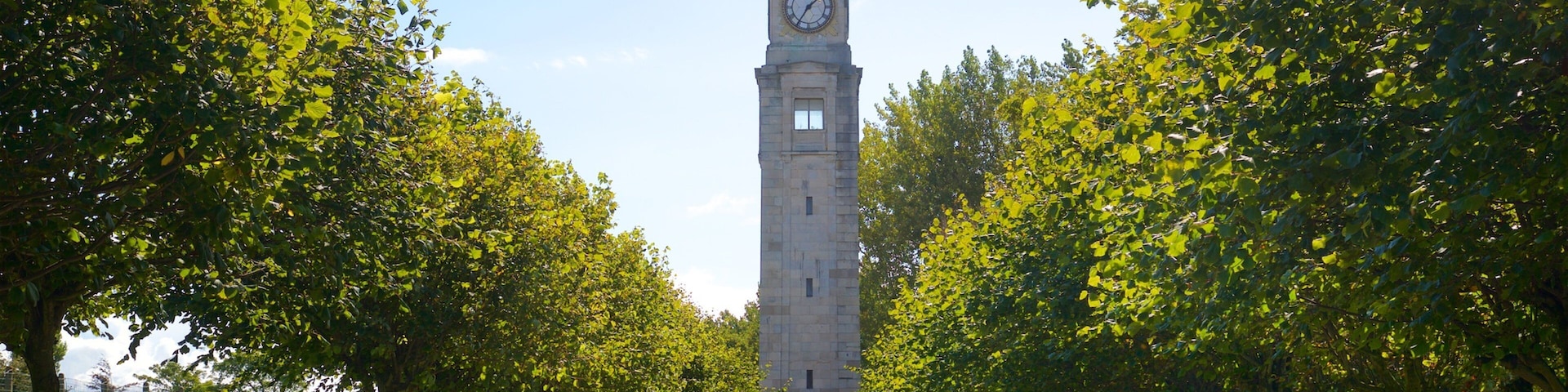 Stanley Park que inclui um parque e arquitetura de patrimônio assim como um pequeno grupo de pessoas