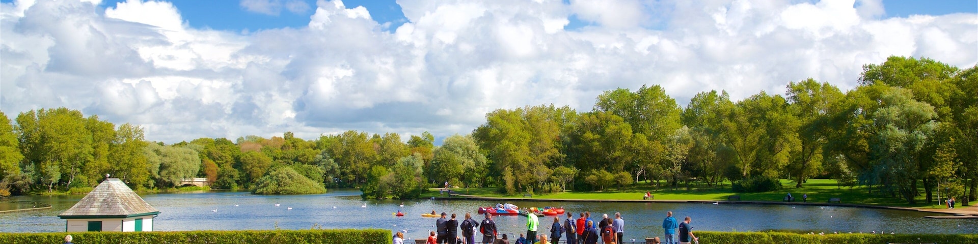 Stanley Park mit einem See oder Wasserstelle und Park sowie kleine Menschengruppe