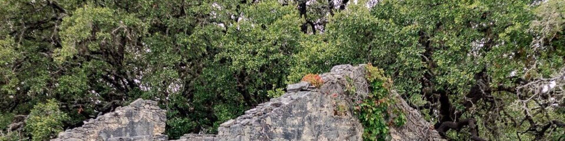 Leaving the park I was able to spot this amazing structure that was used as a house back in the day. The only thing standing now are the strong solid stones used. Itâs fenced in so itâs pretty hard to go in. Photos were taken from the road. #InStone